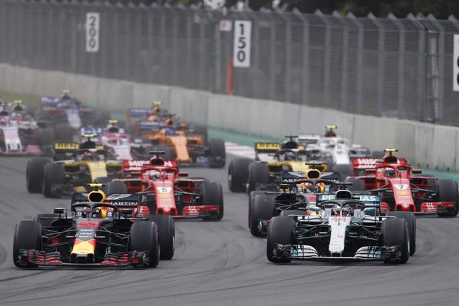 La partenza del GP con il grande scatto di Verstappen e Hamilton. AP